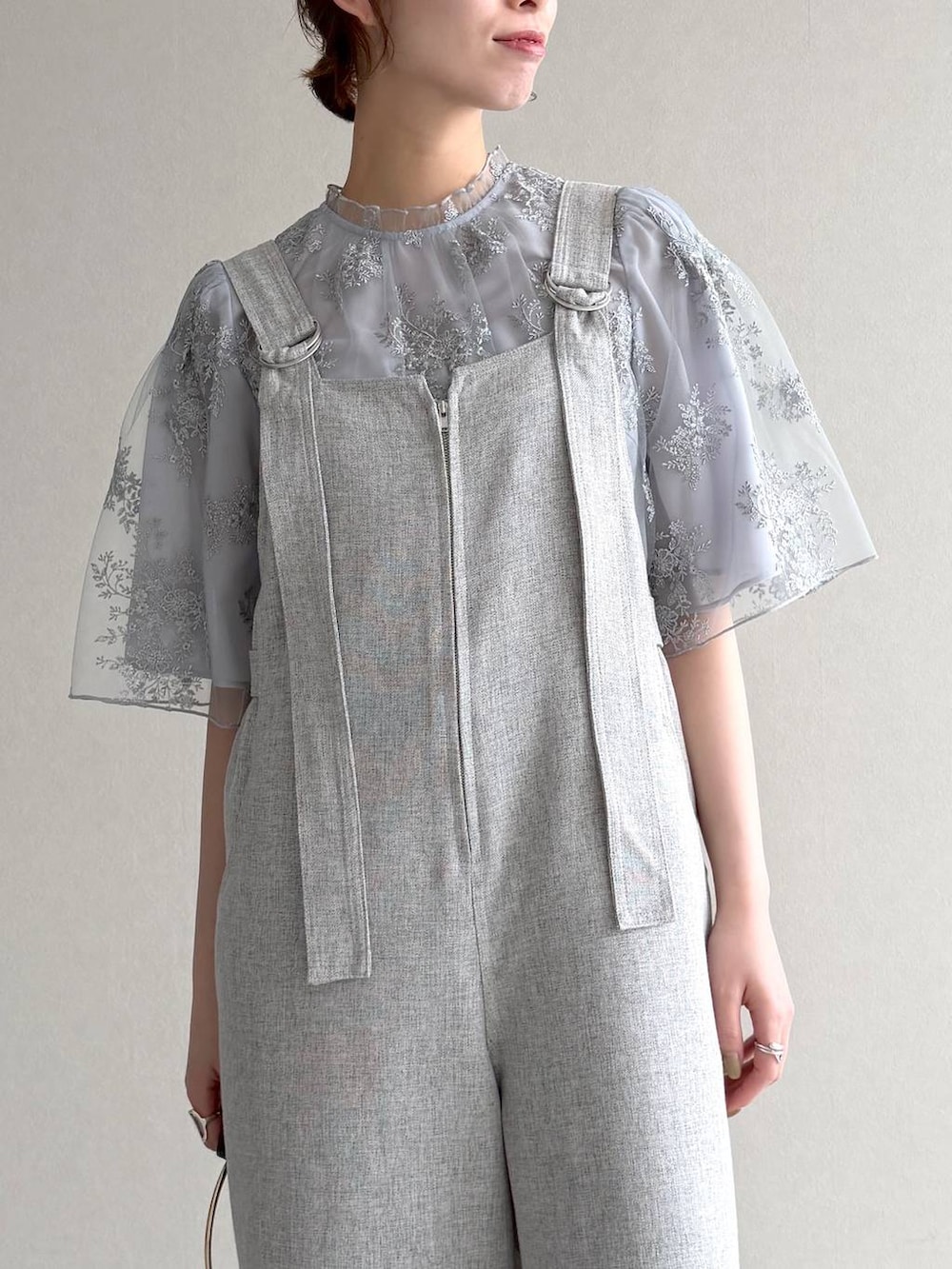 ブルー系のシャツ/ブラウス、ブラック系のハンドバッグ、ブラック系のサンダルを着用したレディースの春コーディネートの4枚目の写真