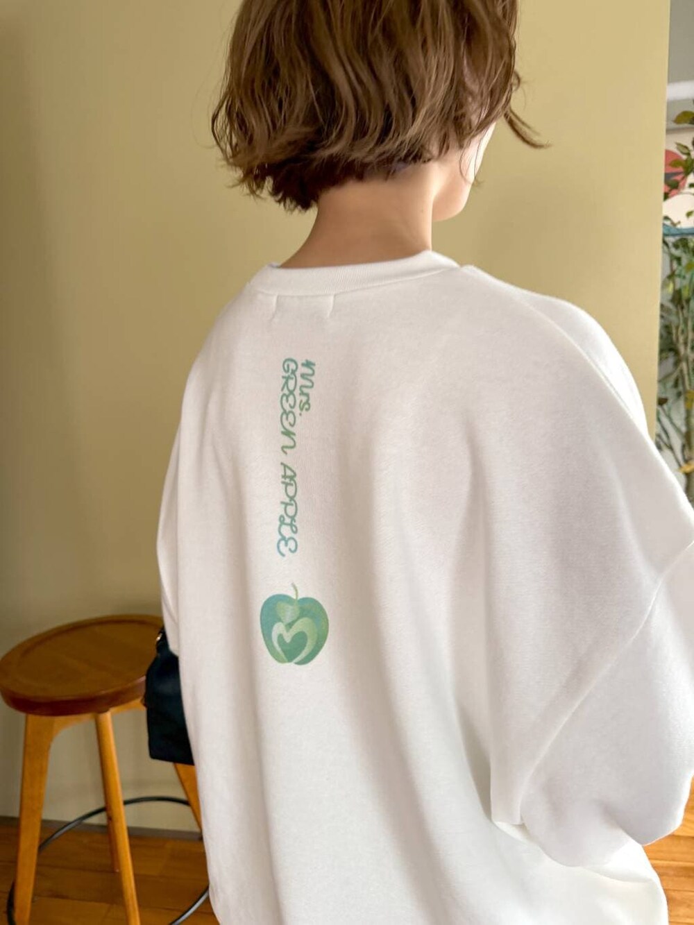 ブラック系のボストンバッグ、ブルー系のデニムパンツ、ブラック系のパンプスを着用したレディースの春コーディネートの4枚目の写真