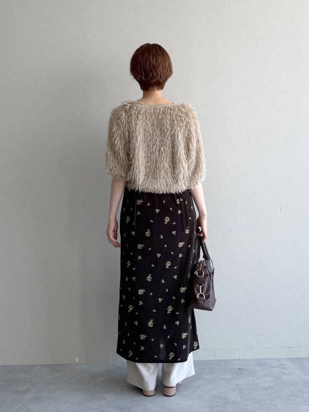 ベージュ系のサンダル、ブラウン系のワンピース、ベージュ系のカーディガン/ボレロを着用したレディースの夏コーディネートの3枚目の写真