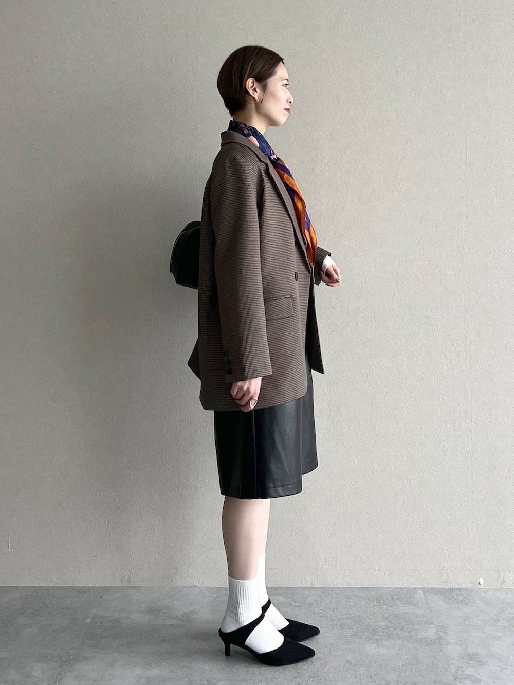 ブラック系のハンドバッグ、ブラック系のその他パンツ、ブラウン系のテーラードジャケットを着用したレディースの秋コーディネートの2枚目の写真