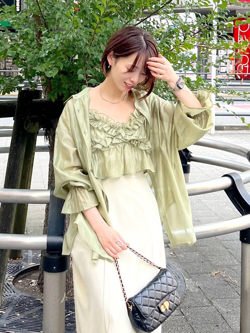 ブラック系のサンダル、ブラック系のショルダーバッグ、ホワイト系のスカートを着用したレディースの夏コーディネートの3枚目の写真