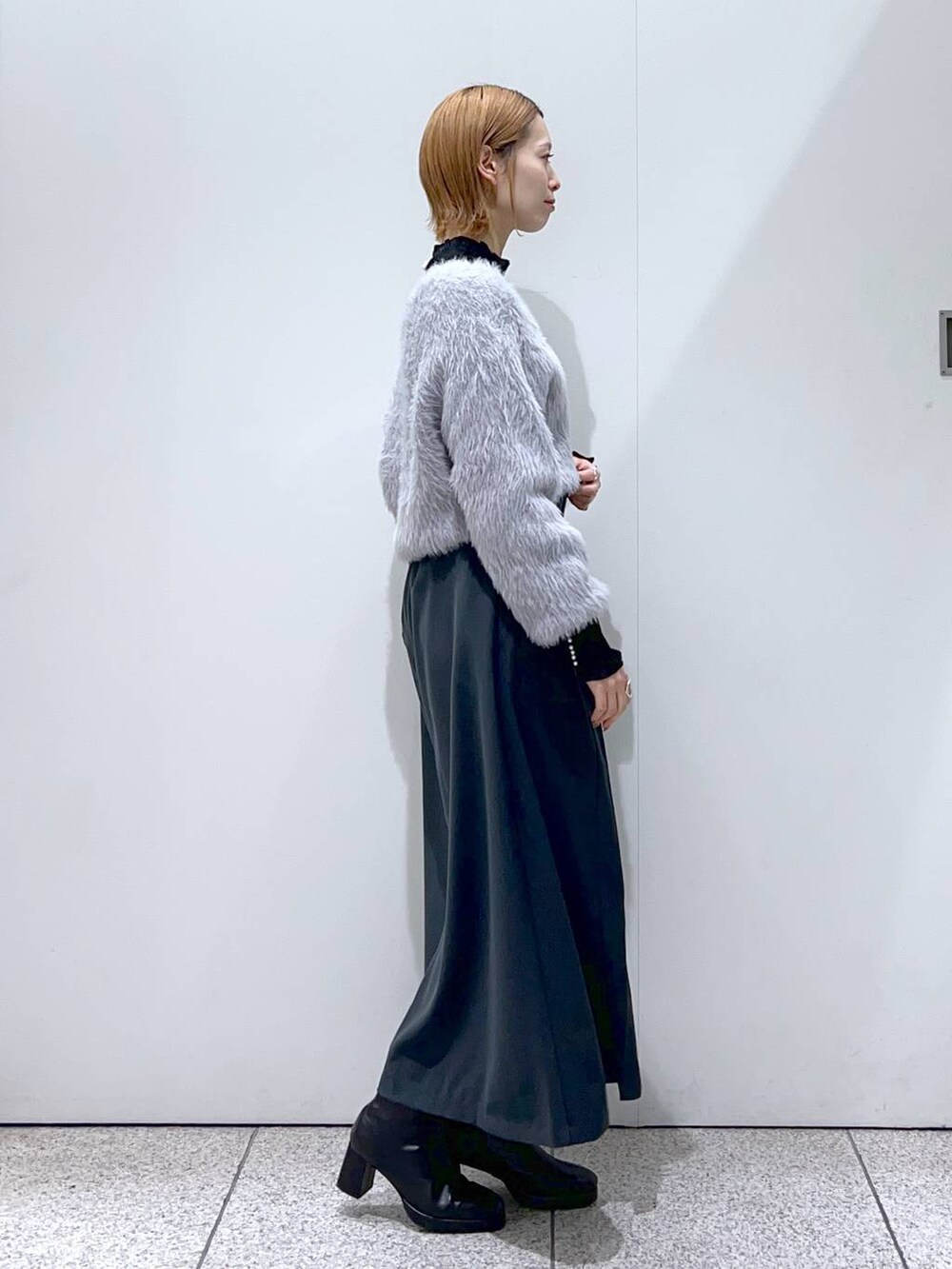 ブラック系のショルダーバッグ、ブラック系のブーツ、ブラック系のシャツ/ブラウスを着用したレディースの冬コーディネートの2枚目の写真