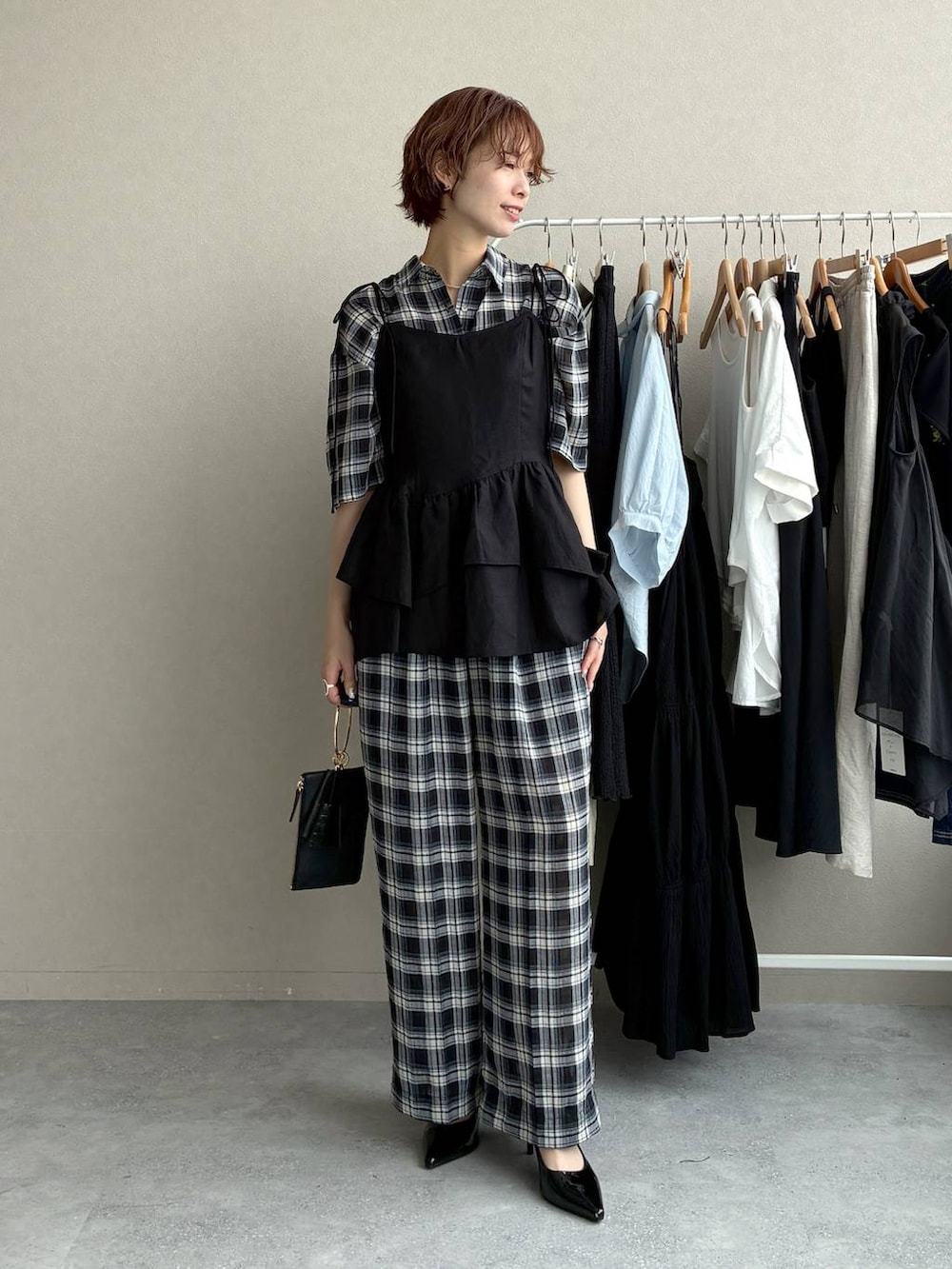 ブラック系のシャツ/ブラウス、ブラック系のその他パンツ、ブラック系のサンダルを着用したレディースの夏コーディネートの2枚目の写真