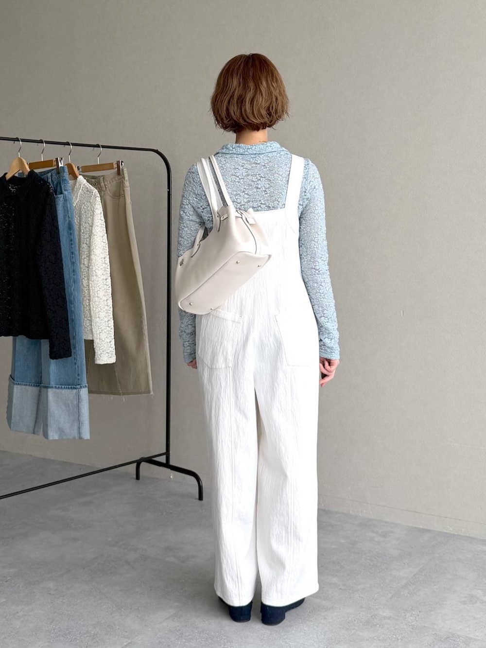 ブルー系のパンプス、ホワイト系のサロペット/オーバーオール、ブルー系のTシャツ/カットソーを着用したレディースの春コーディネートの3枚目の写真