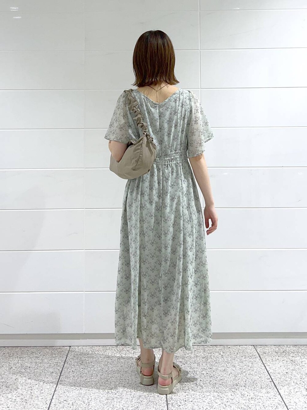 グレー系のサンダル、グリーン系のワンピース、ブラウン系のショルダーバッグを着用したレディースの春コーディネートの4枚目の写真