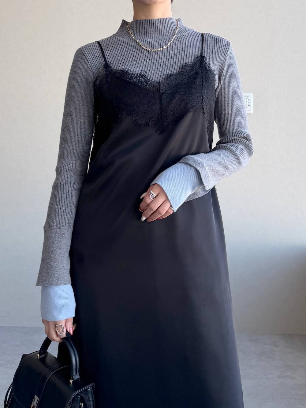 ブラック系のローファー、ブラック系のショルダーバッグ、グレー系のニット/セーターを着用したレディースの冬コーディネートの4枚目の写真