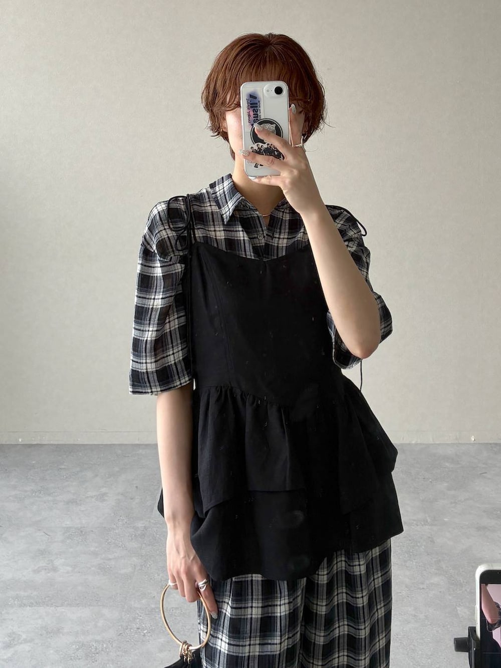 ブラック系のシャツ/ブラウス、ブラック系のその他パンツ、ブラック系のサンダルを着用したレディースの夏コーディネートの8枚目の写真