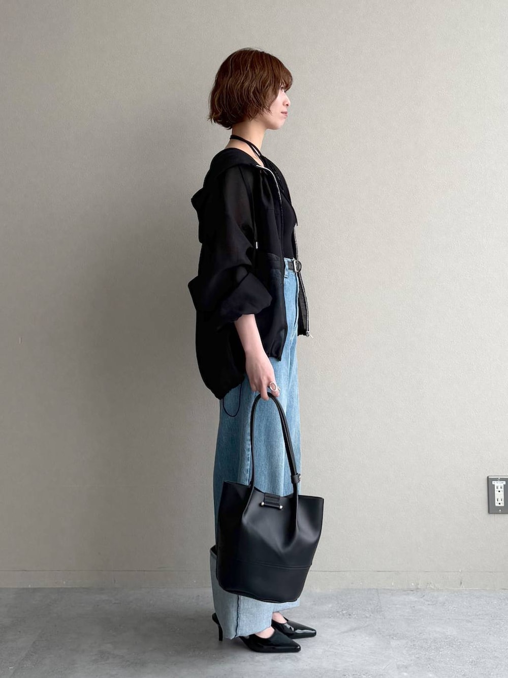 ブラック系のサンダル、ブルー系のデニムパンツ、ブラック系のキャミソールを着用したレディースの春コーディネートの2枚目の写真