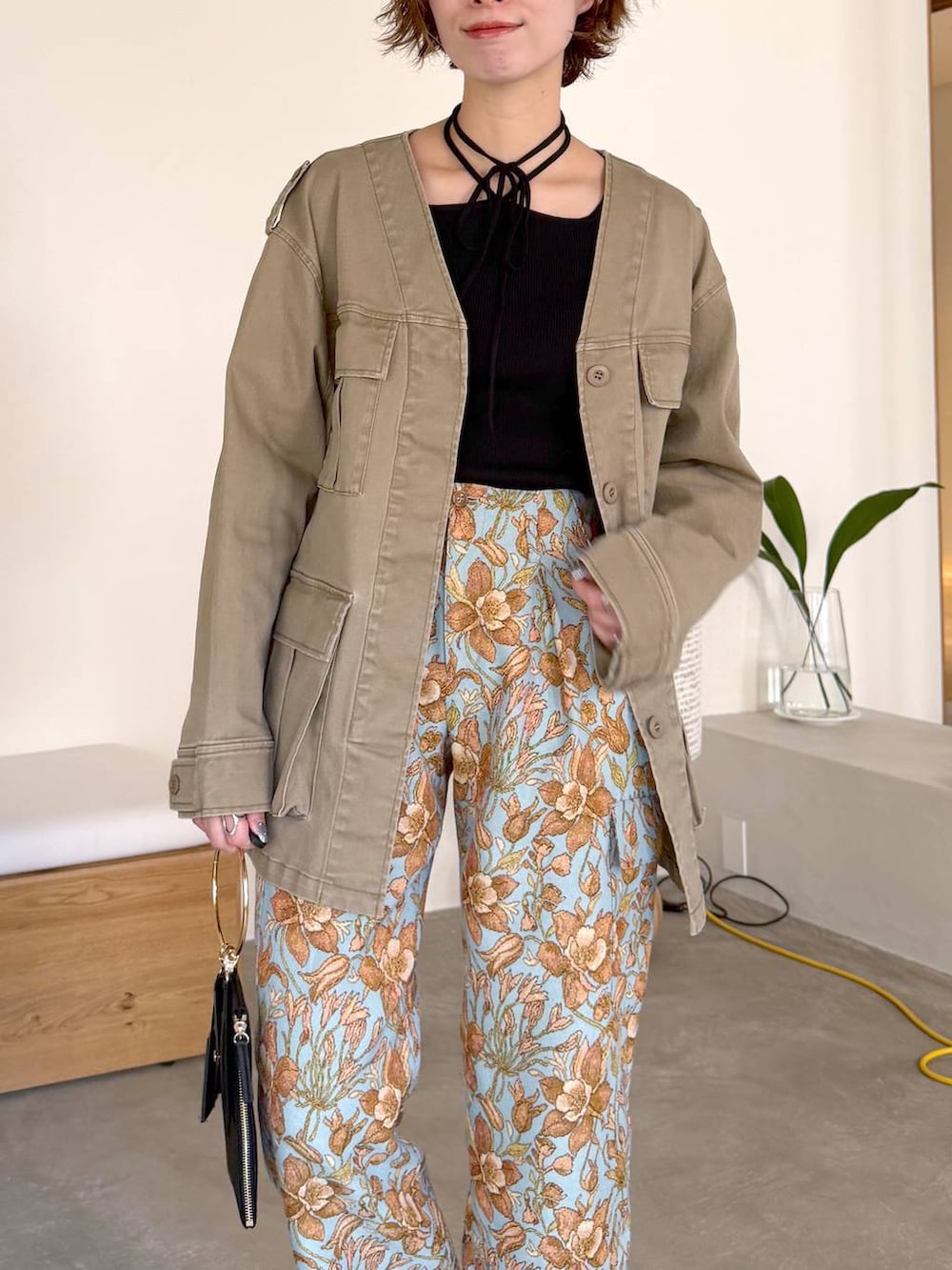 ブラック系のサンダル、ブラック系のショルダーバッグ、ブルー系のその他パンツを着用したレディースの冬コーディネートの4枚目の写真