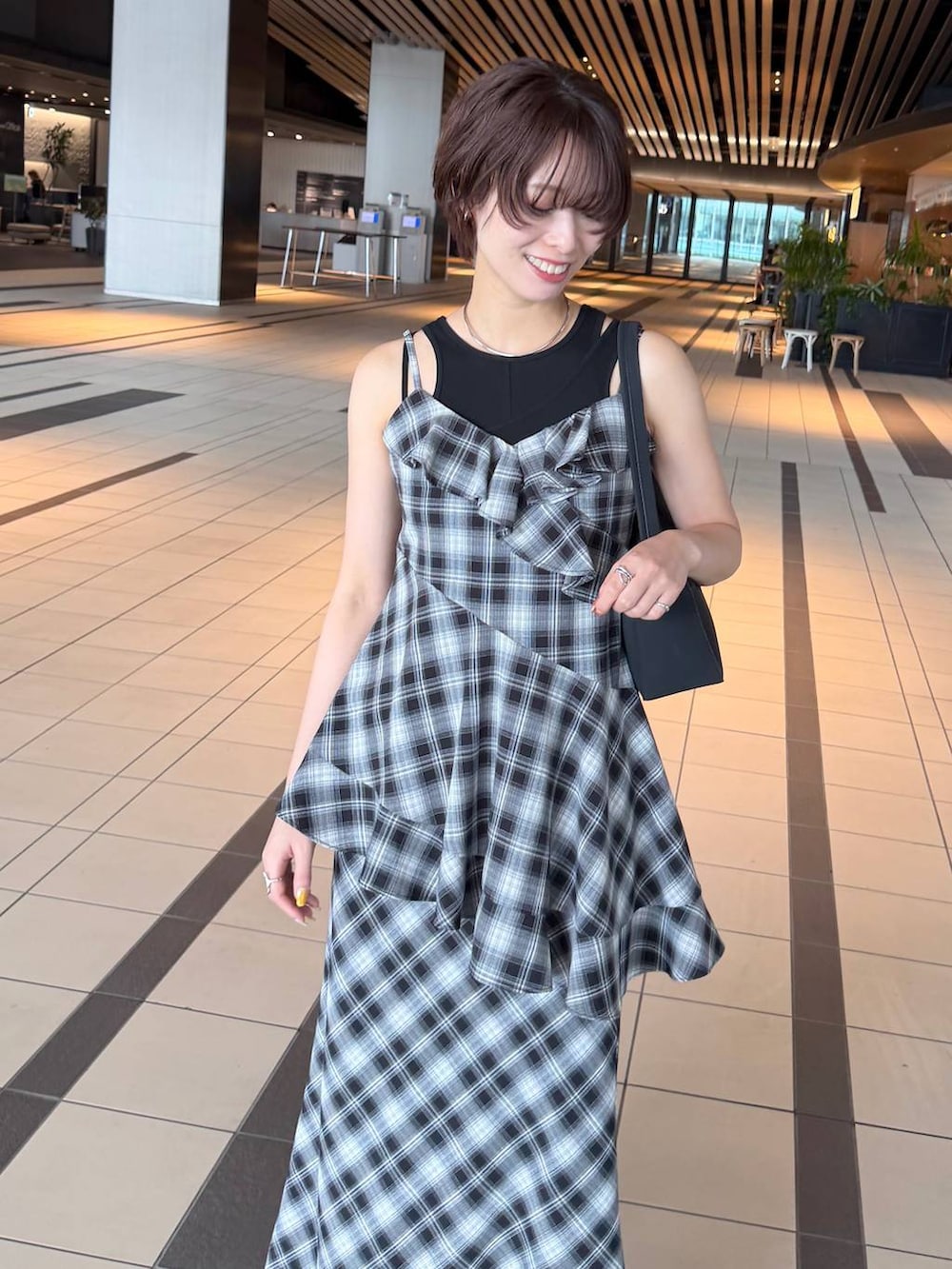 グレー系のスカート、ブラック系のシャツ/ブラウス、ブラック系のタンクトップを着用したレディースの夏コーディネートの4枚目の写真