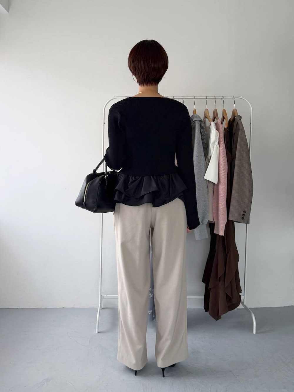 ベージュ系のその他パンツ、ブラック系のワンピース、ブラック系のキャミソールを着用したレディースの夏コーディネートの4枚目の写真