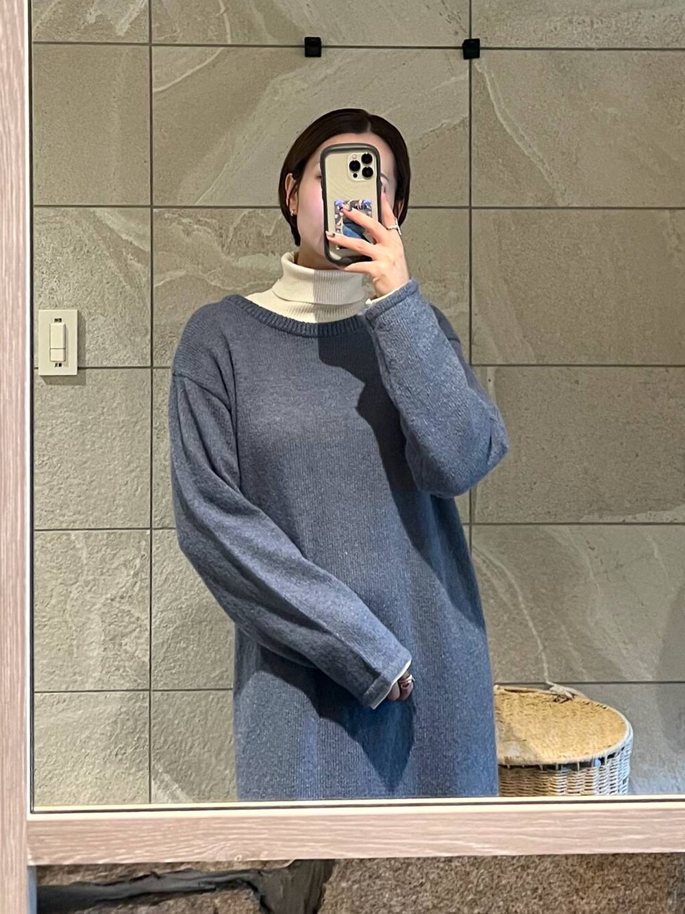 ブルー系のワンピースを着用したレディースの冬コーディネートの5枚目の写真