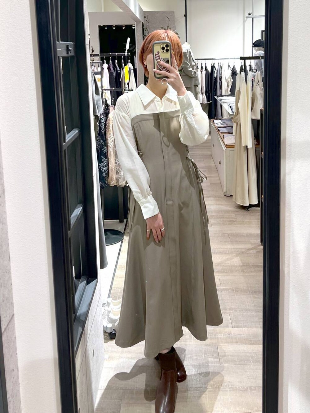 ベージュ系のショルダーバッグ、ホワイト系のタンクトップ、ブラウン系のワンピースを着用したレディースの春コーディネートの4枚目の写真