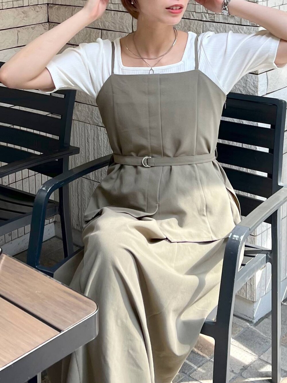 ブラック系のサンダル、ホワイト系のTシャツ/カットソー、ブラック系のショルダーバッグを着用したレディースの夏コーディネートの4枚目の写真