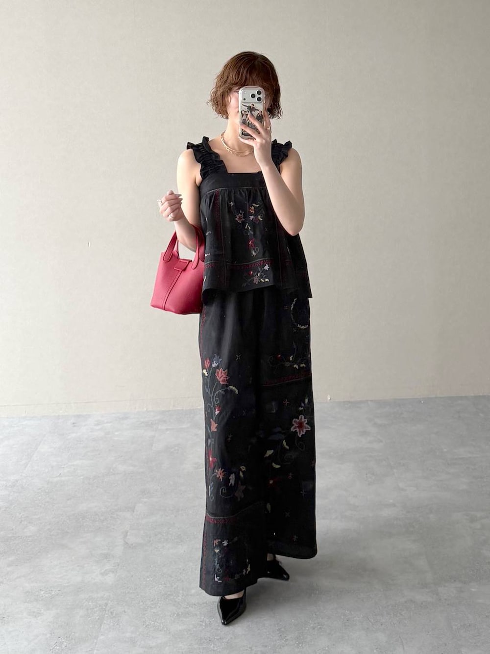 ブラック系のサンダル、ブラック系のその他パンツ、ブラック系のシャツ/ブラウスを着用したレディースの春コーディネートの5枚目の写真