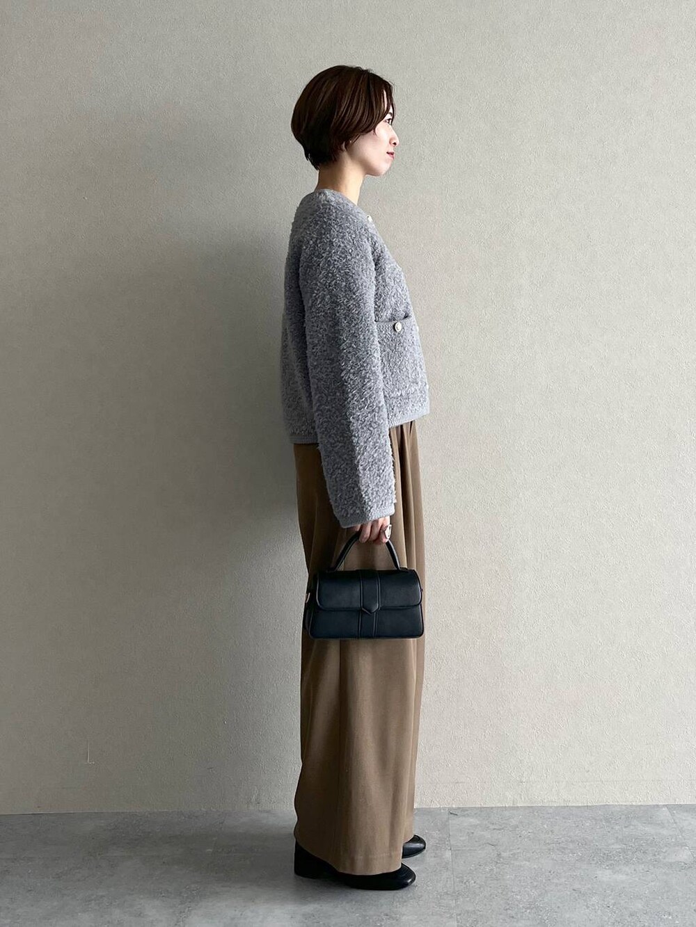 グレー系のカーディガン/ボレロ、ブラック系のローファー、ベージュ系のその他パンツを着用したレディースの秋コーディネートの2枚目の写真