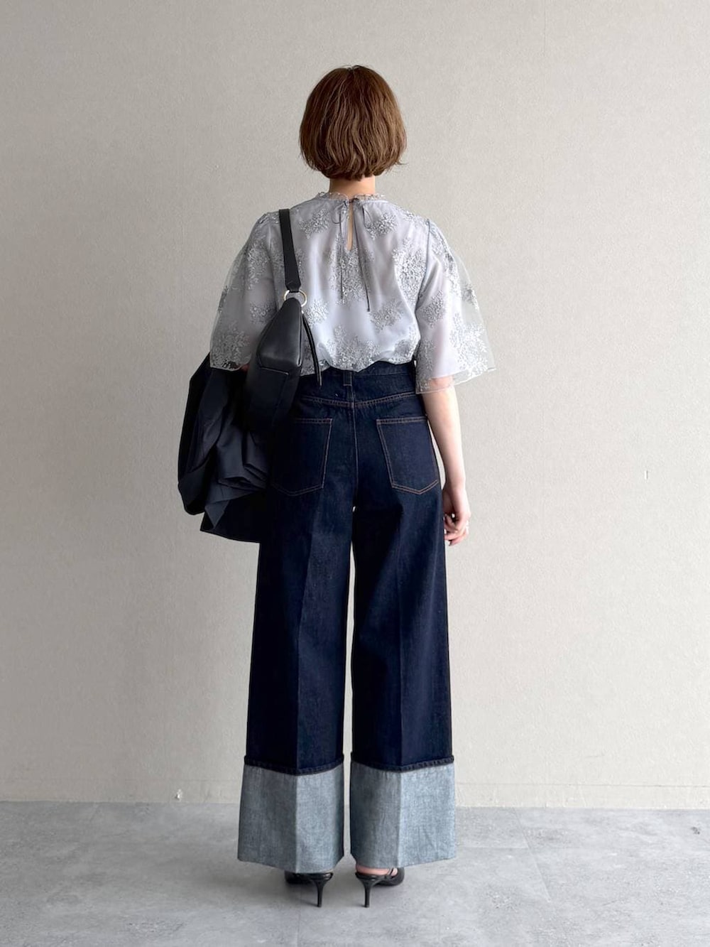 ブラック系のサンダル、ブルー系のシャツ/ブラウス、ブラック系のショルダーバッグを着用したレディースの春コーディネートの7枚目の写真