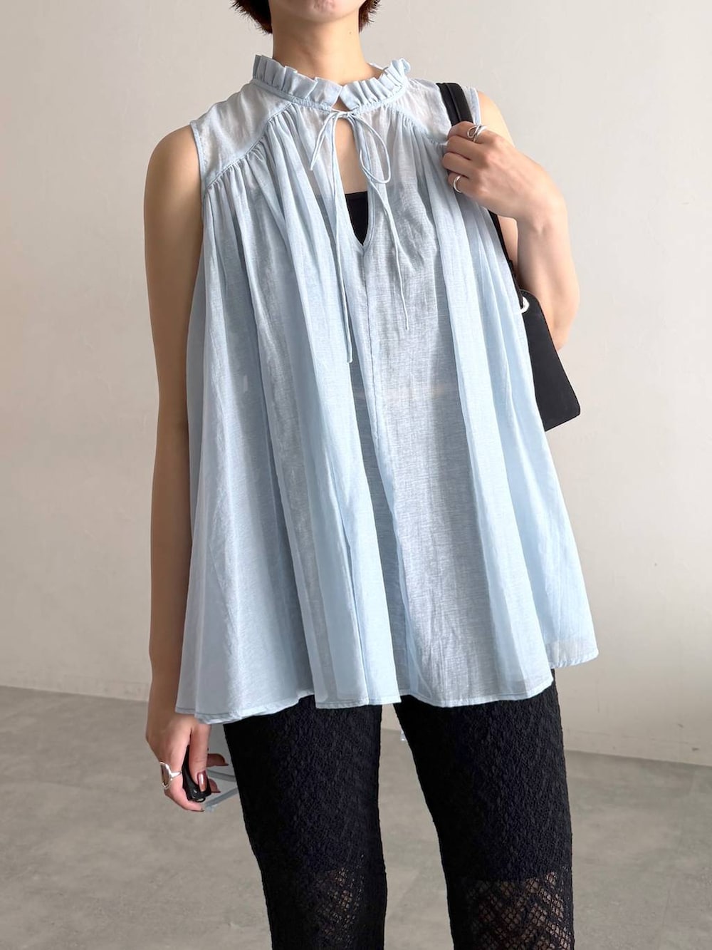 ブラック系のその他パンツ、ブルー系のシャツ/ブラウス、ブラック系のサンダルを着用したレディースの夏コーディネートの4枚目の写真