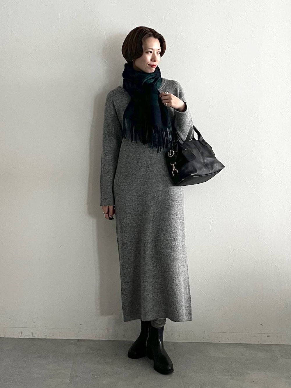 ブラック系のボストンバッグ、ブラック系のブーツ、ブラック系のブルゾンを着用したレディースの冬コーディネートの4枚目の写真