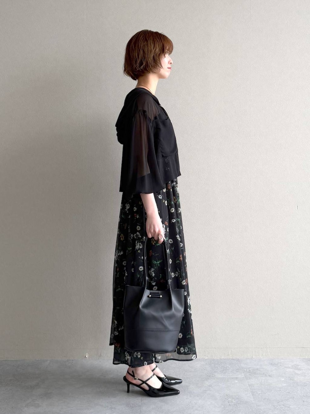 ブラック系のパーカー、ブラック系のサンダル、ブラック系のワンピースを着用したレディースの春コーディネートの2枚目の写真