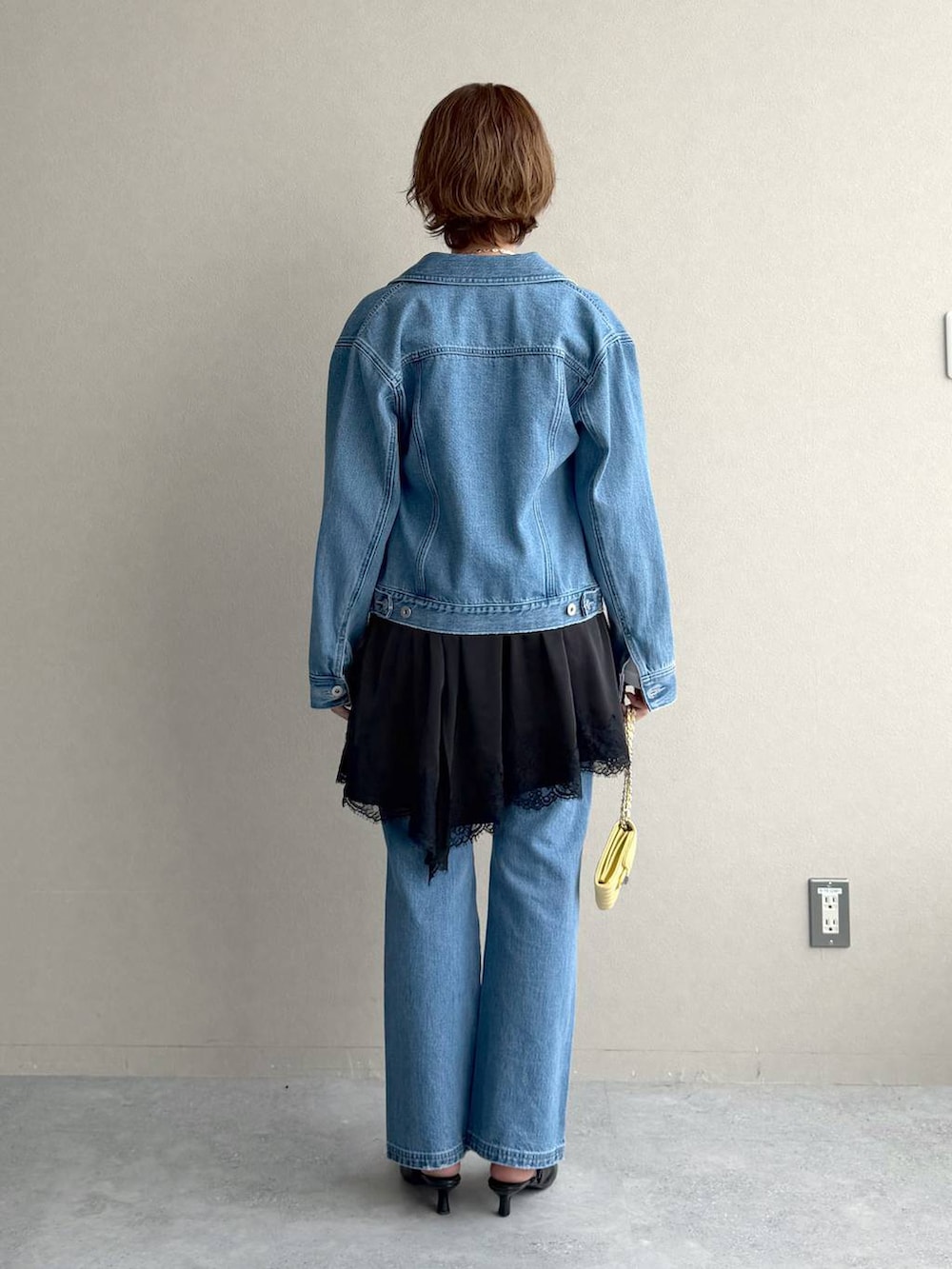 ホワイト系のTシャツ/カットソー、ブルー系のデニムジャケット、ブルー系のデニムパンツを着用したレディースの冬コーディネートの3枚目の写真