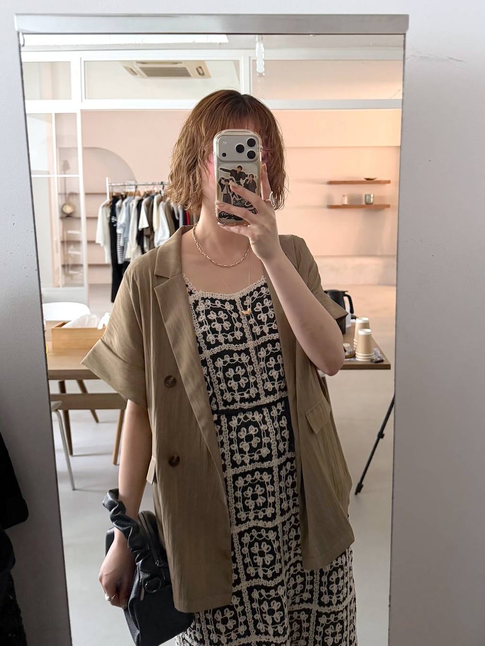 その他のワンピース、ブルー系のデニムパンツ、ブラック系のサンダルを着用したレディースの春コーディネートの8枚目の写真