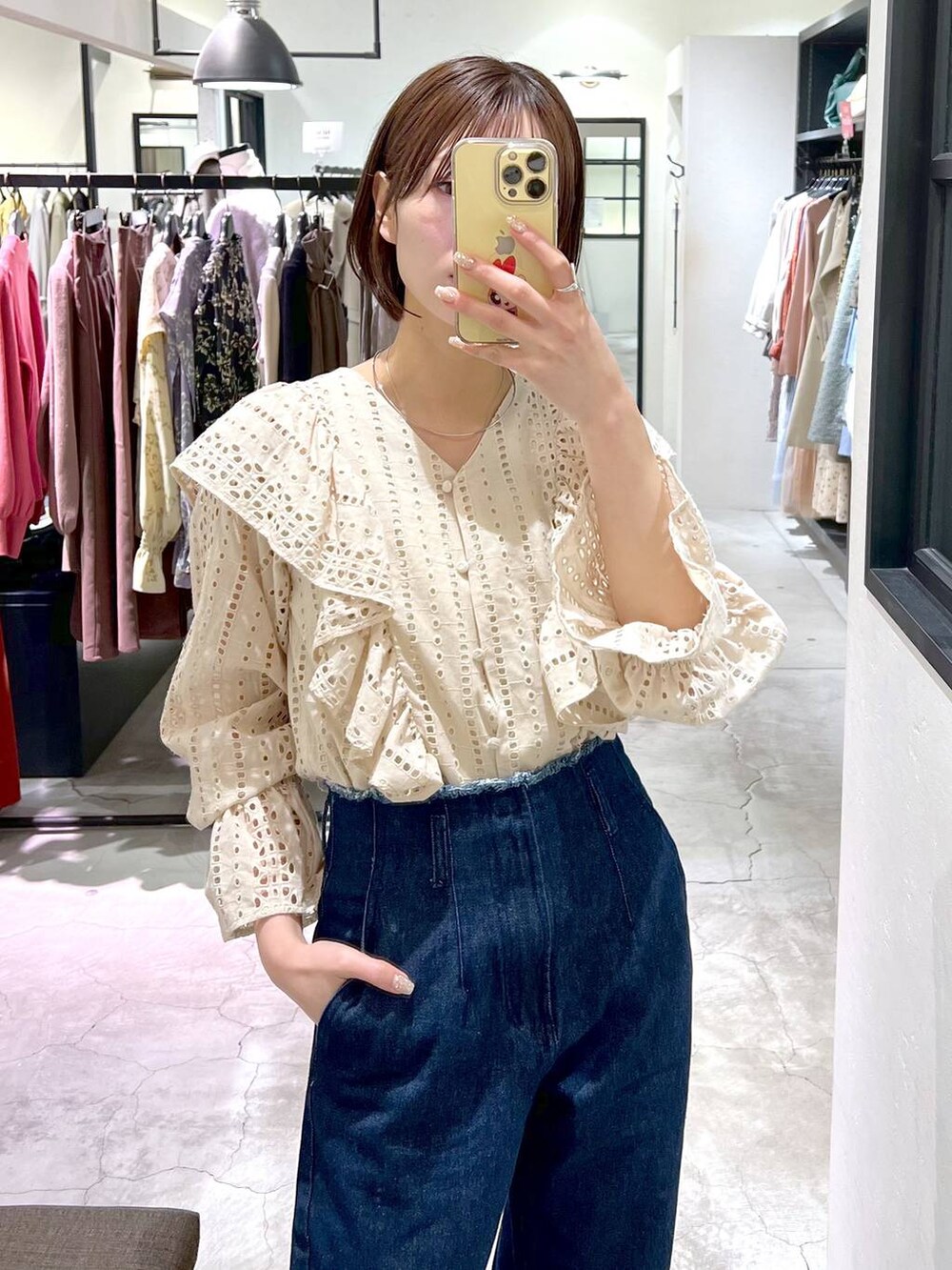 ホワイト系のシャツ/ブラウス、ベージュ系のパンプス、ホワイト系のトートバッグを着用したレディースの冬コーディネートの4枚目の写真