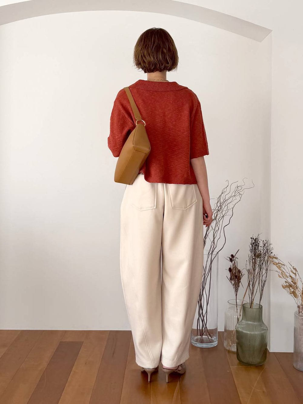 ホワイト系のその他パンツ、ブラウン系のサンダル、イエロー系のショルダーバッグを着用したレディースの春コーディネートの3枚目の写真