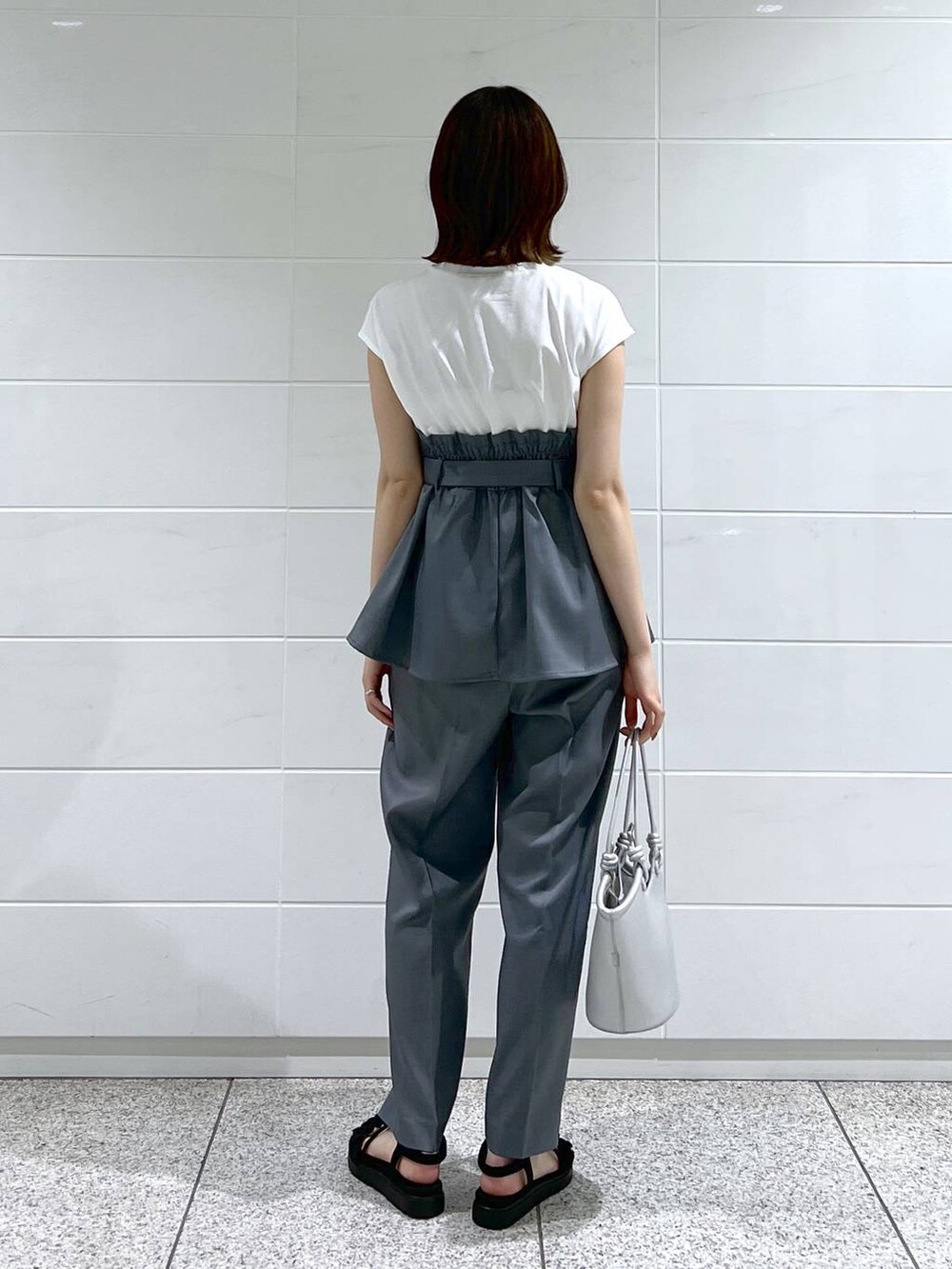 ブラック系のサンダル、シルバー系のハンドバッグ、ブルー系のその他パンツを着用したレディースの夏コーディネートの3枚目の写真