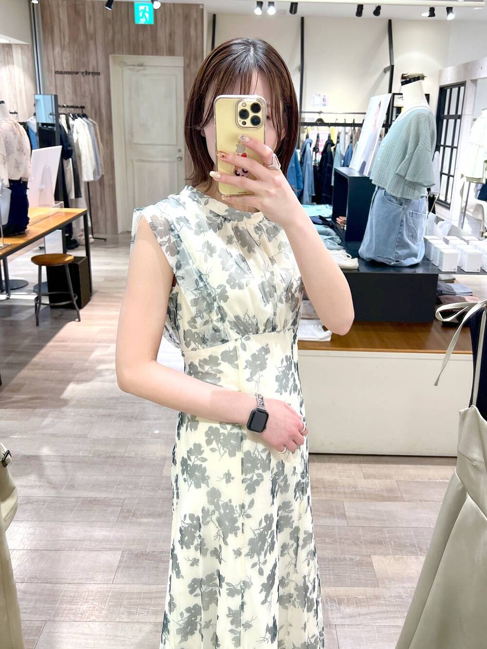 ホワイト系のハンドバッグ、ホワイト系のワンピース、ブルー系のデニムジャケットを着用したレディースの春コーディネートの8枚目の写真