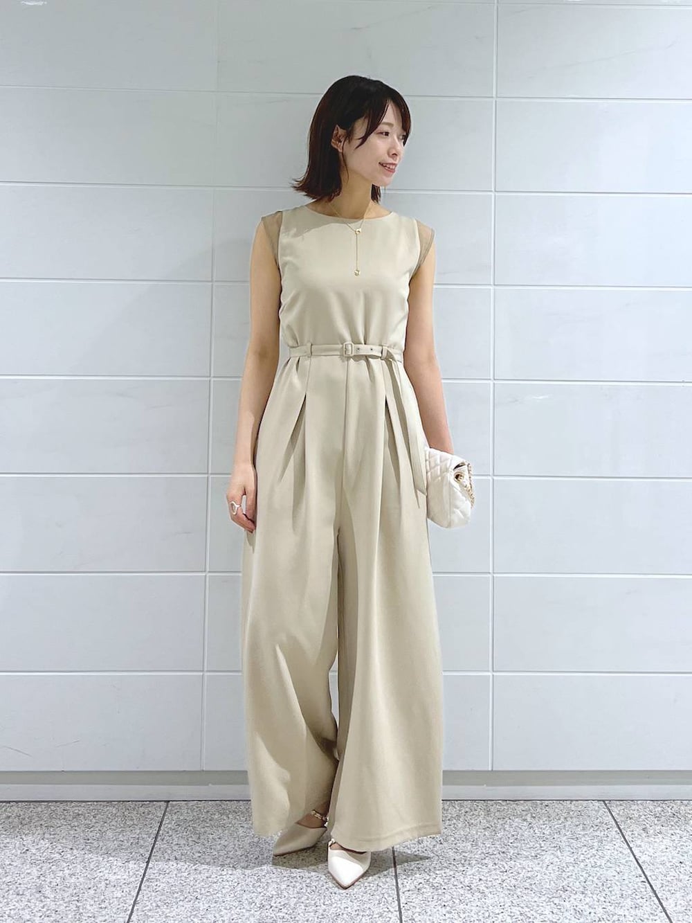 ベージュ系のつなぎ/オールインワン、ホワイト系のショルダーバッグ、ホワイト系のパンプスを着用したレディースの夏コーディネートの2枚目の写真