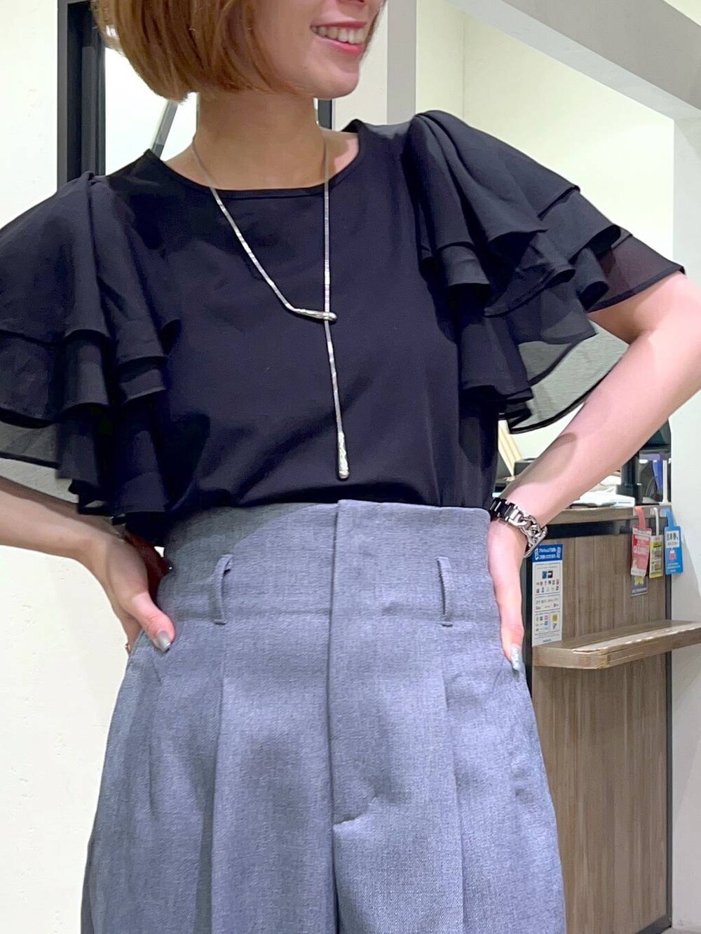 ブラック系のサンダル、ブラック系のショルダーバッグ、ブラック系のTシャツ/カットソーを着用したレディースの夏コーディネートの6枚目の写真