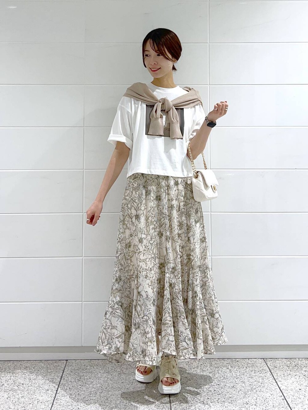 ホワイト系のサンダル、ホワイト系のショルダーバッグ、ホワイト系のスカートを着用したレディースの春コーディネートの2枚目の写真