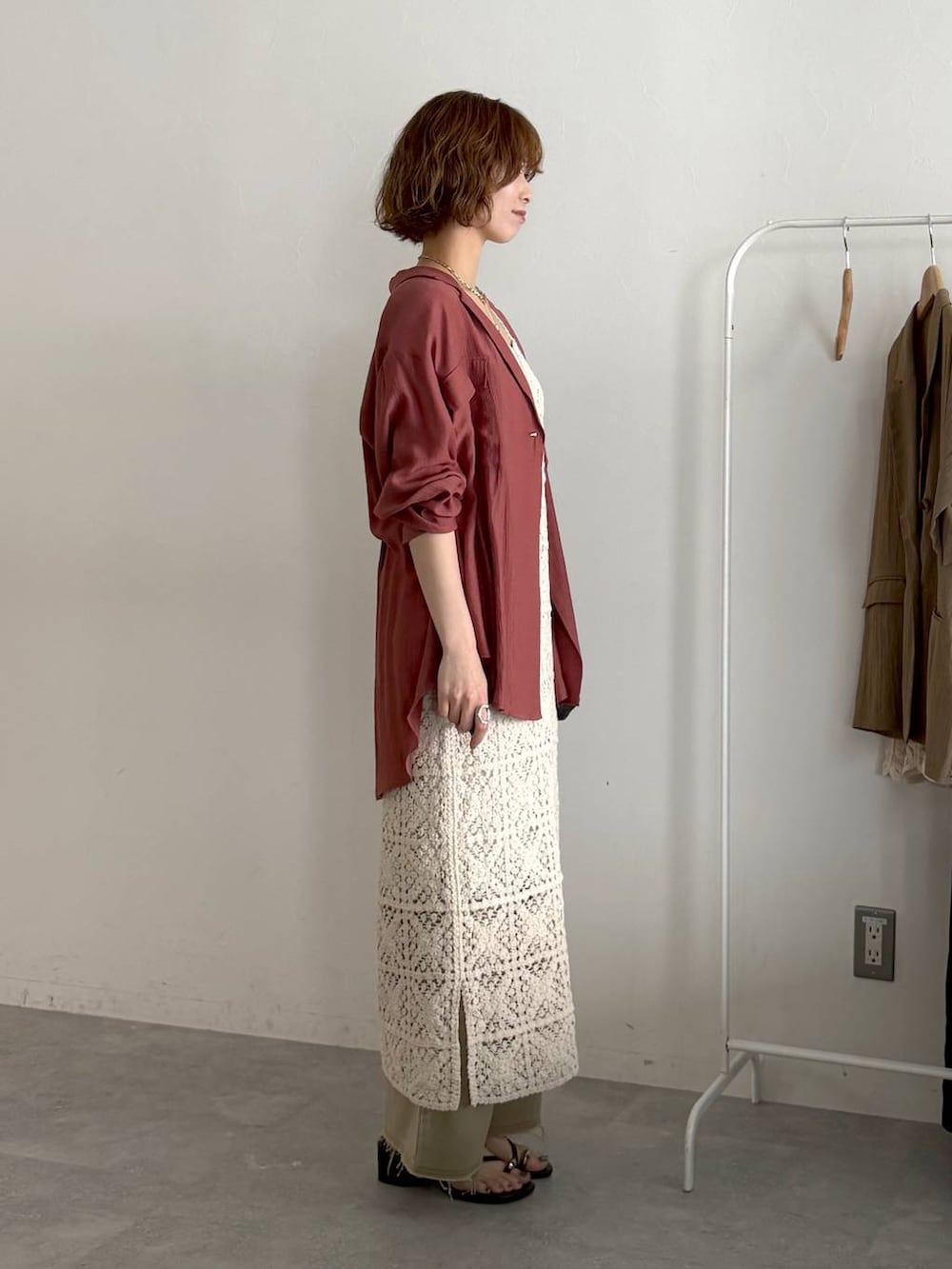 ホワイト系のワンピース、ベージュ系のその他パンツ、ブラウン系のシャツ/ブラウスを着用したレディースの春コーディネートの2枚目の写真