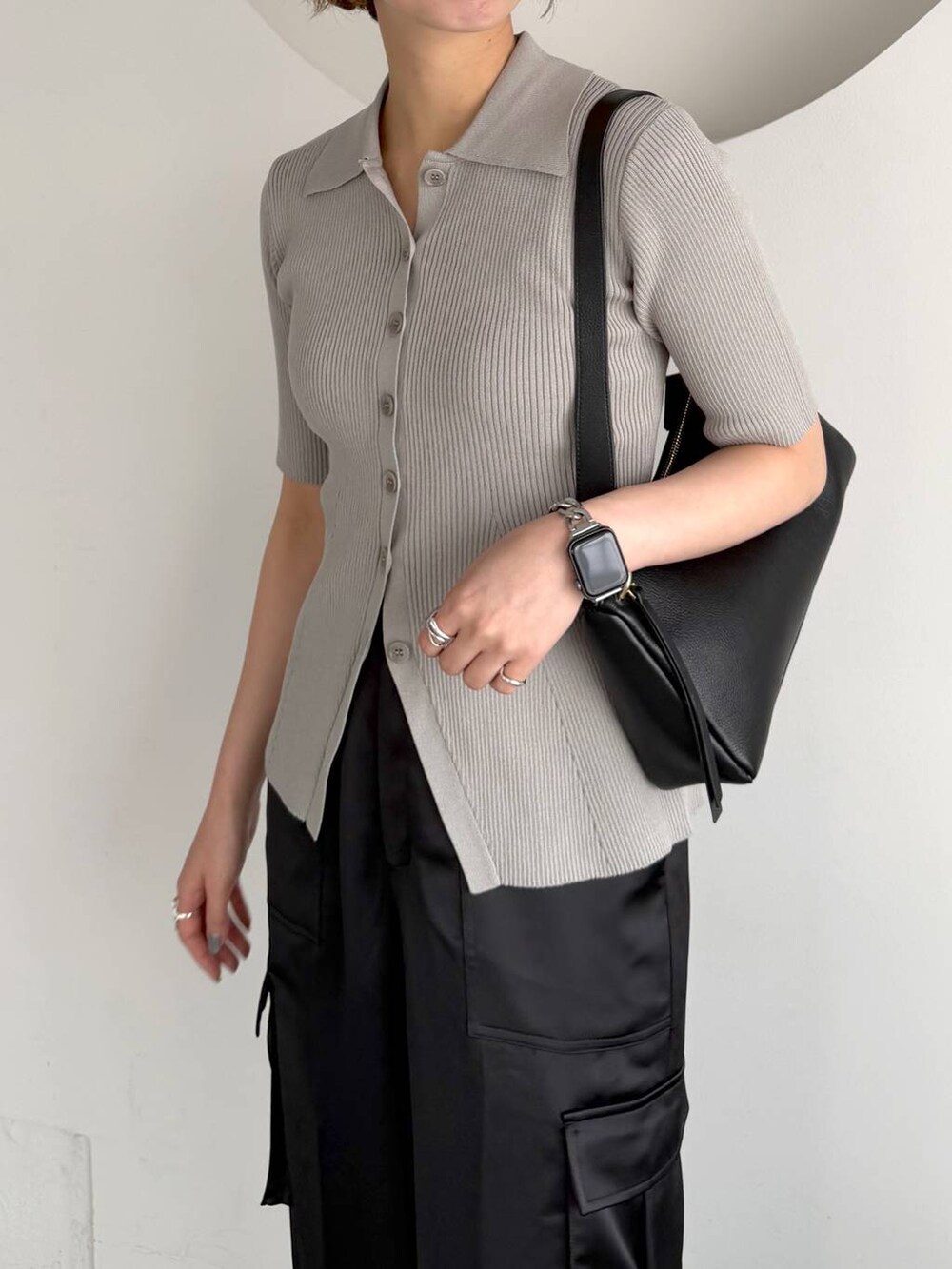 ブラック系のサンダル、ブラック系のショルダーバッグ、ブラック系のその他パンツを着用したレディースの春コーディネートの4枚目の写真