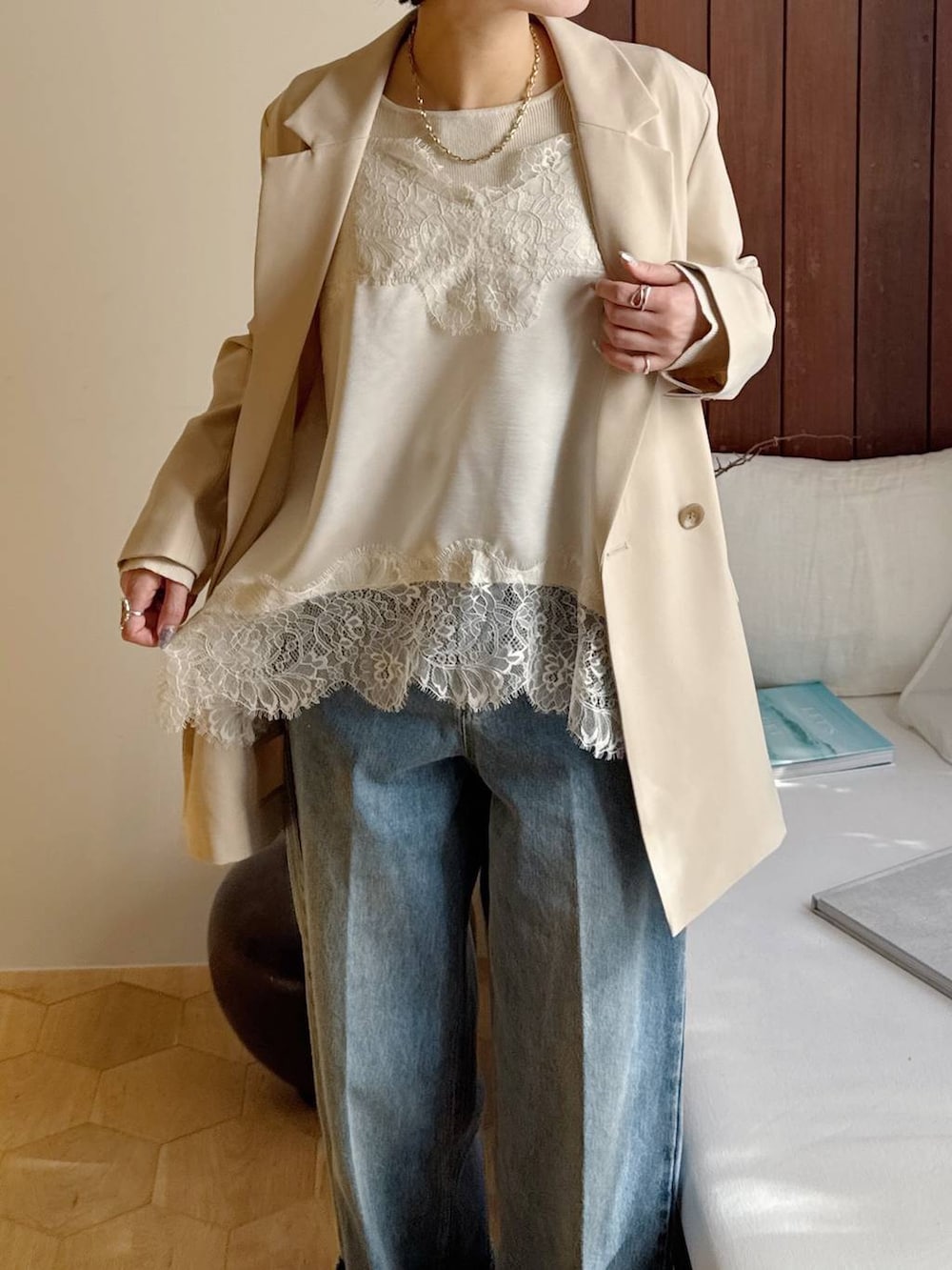 ブラウン系のボストンバッグ、ブルー系のパンプス、ホワイト系のキャミソールを着用したレディースの冬コーディネートの5枚目の写真