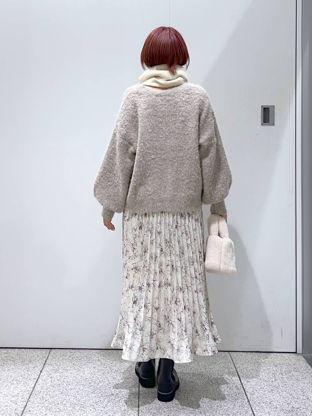 ブラック系のブーツ、ブラウン系のカーディガン/ボレロ、ホワイト系のTシャツ/カットソーを着用したレディースの秋コーディネートの3枚目の写真