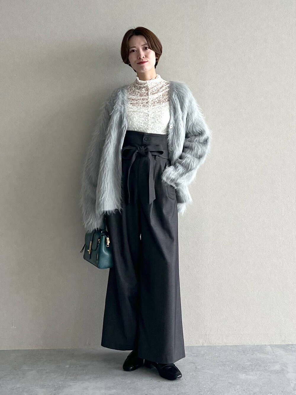 ブラック系のローファー、グレー系のカーディガン/ボレロ、グレー系のその他パンツを着用したレディースの秋コーディネートの5枚目の写真