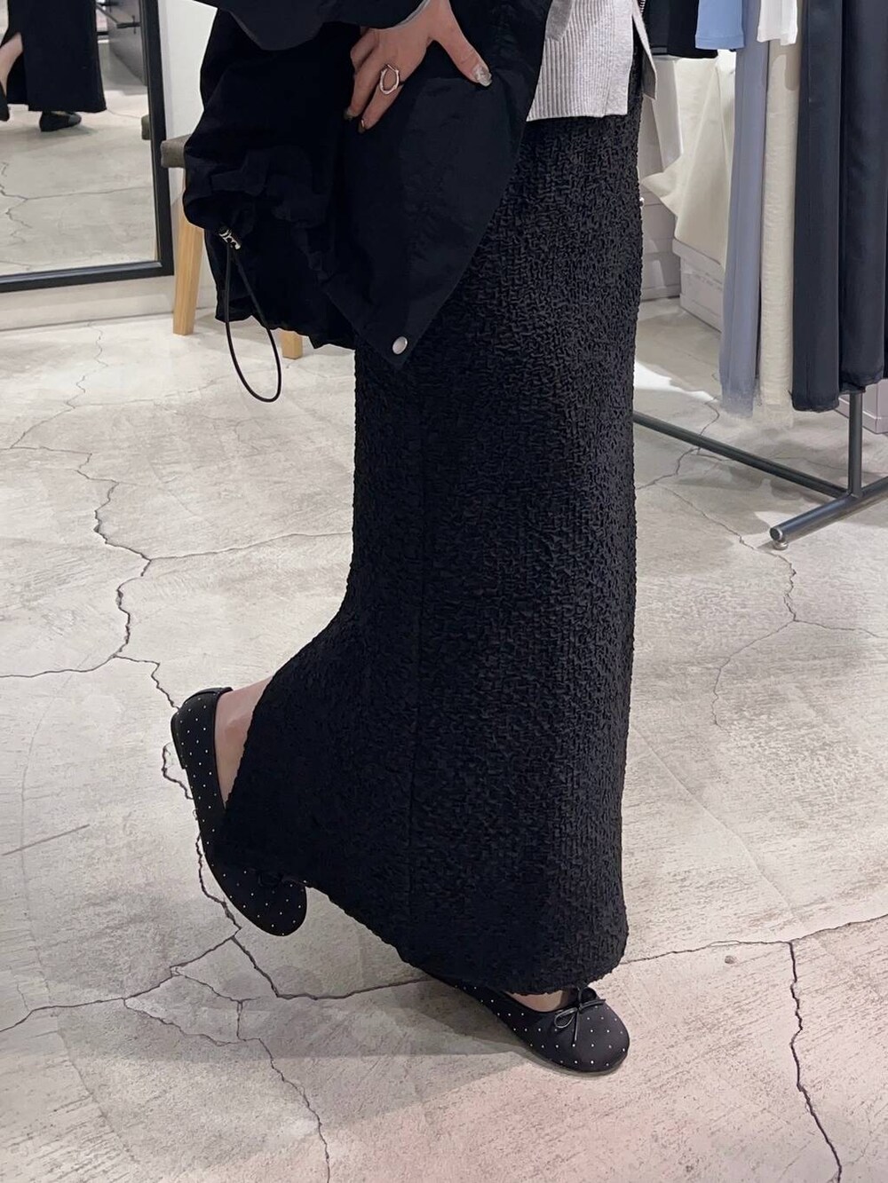 ブラック系のショルダーバッグ、ブラック系のマウンテンパーカー、ブラック系のバレエシューズを着用したレディースの春コーディネートの5枚目の写真