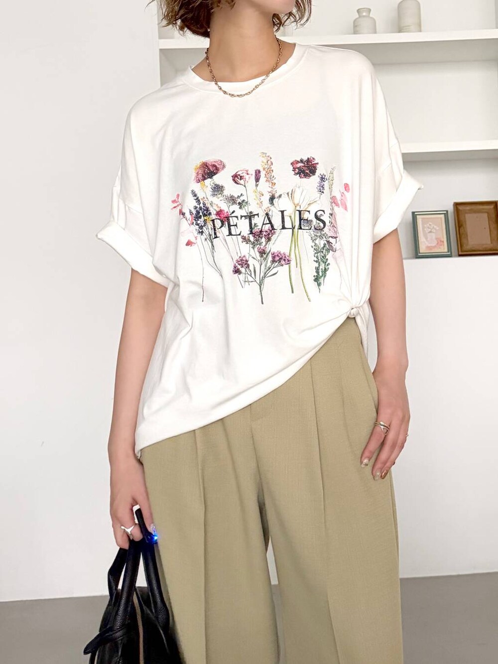 ブラック系のボストンバッグ、ブラック系のサンダル、ホワイト系のTシャツ/カットソーを着用したレディースの春コーディネートの4枚目の写真