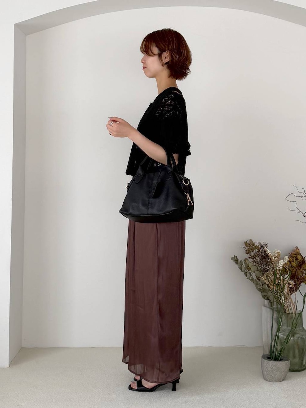 ブラウン系のその他パンツ、ブラック系のボストンバッグ、ブラック系のTシャツ/カットソーを着用したレディースの夏コーディネートの2枚目の写真