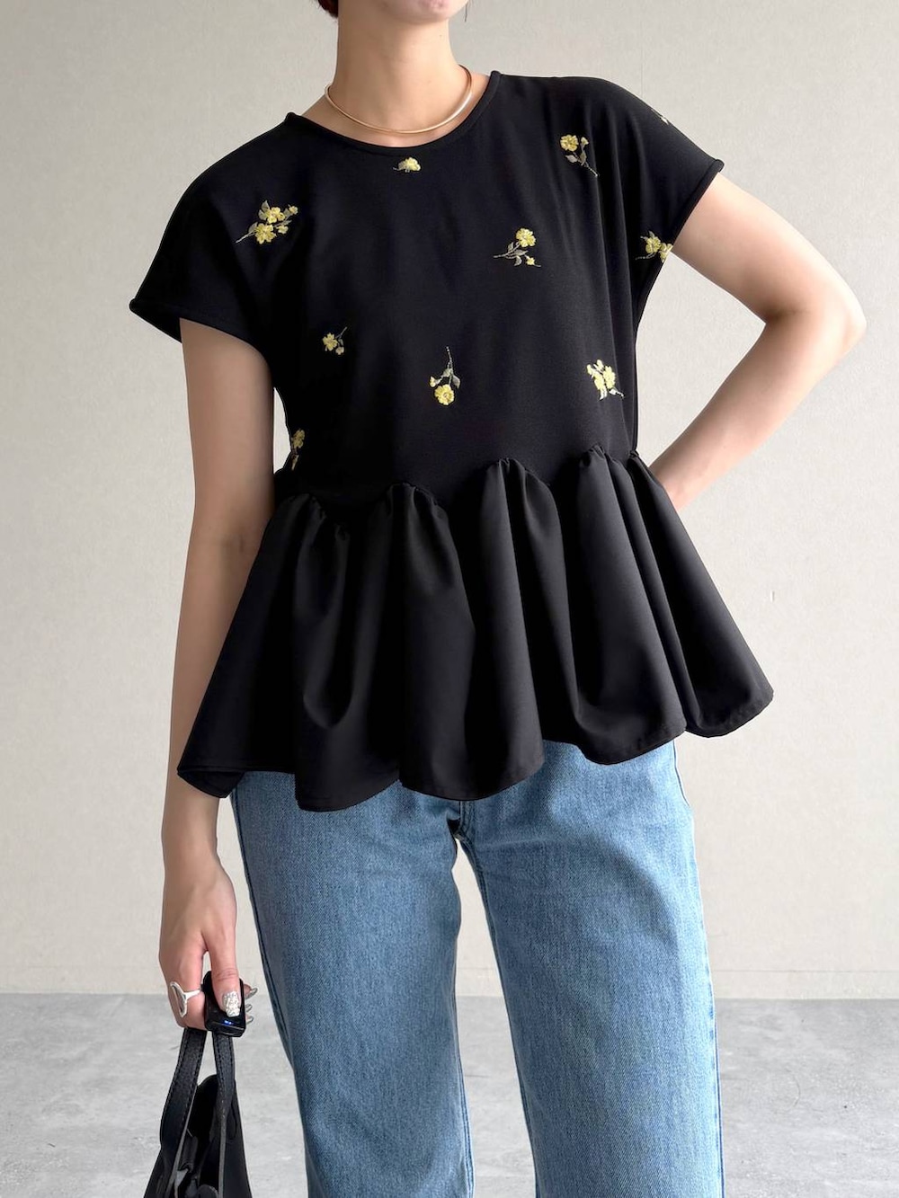 その他のTシャツ/カットソー、ブルー系のデニムパンツ、ブラック系のサンダルを着用したレディースの夏コーディネートの4枚目の写真