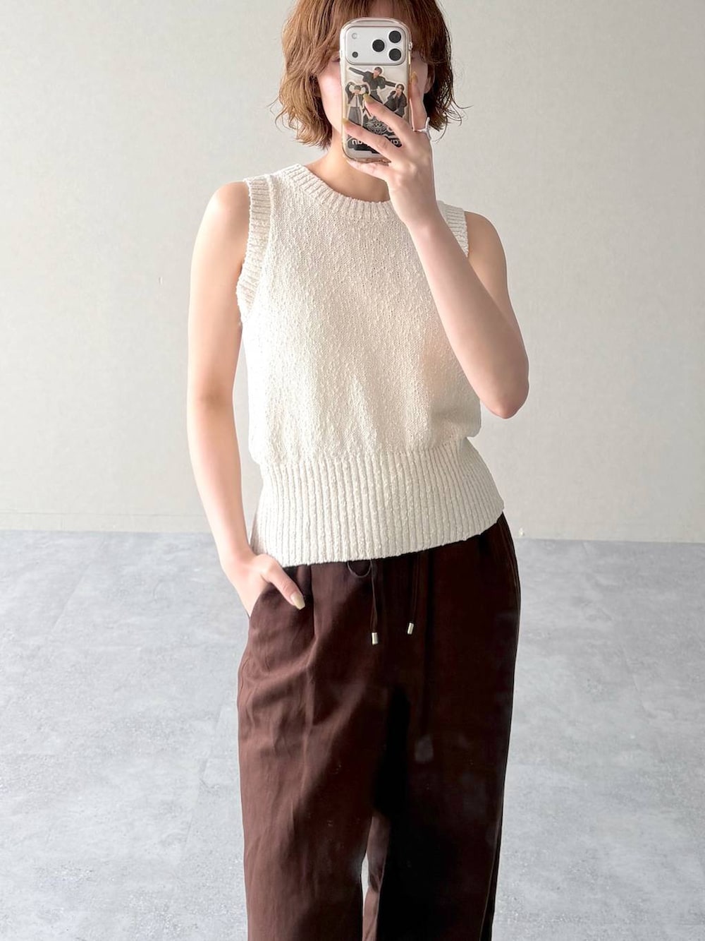 ブラック系のボストンバッグ、ブラウン系のその他パンツ、ブラック系のキャミソールを着用したレディースの春コーディネートの7枚目の写真
