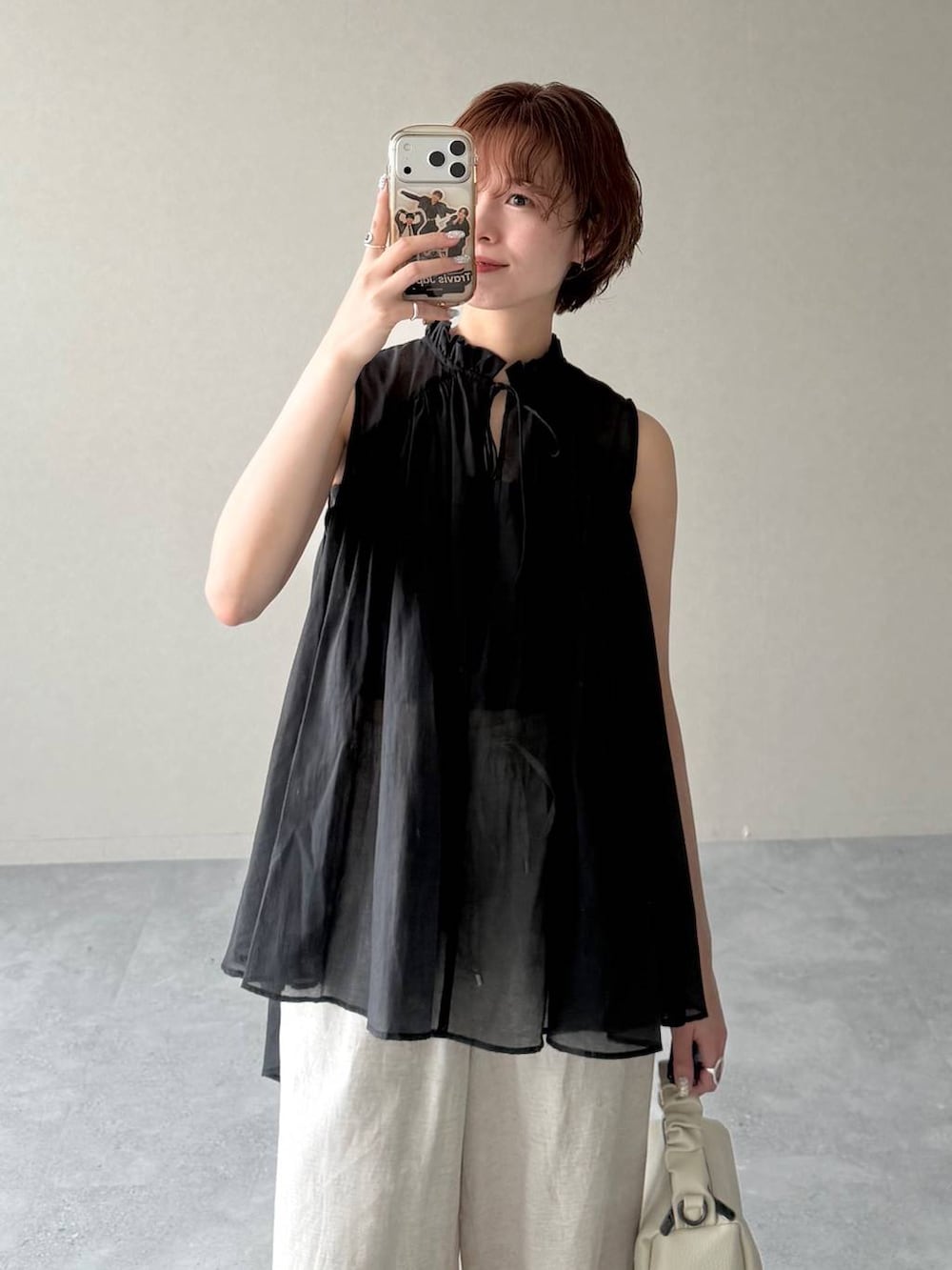 ブラック系のシャツ/ブラウス、ベージュ系のその他パンツ、ホワイト系のショルダーバッグを着用したレディースの夏コーディネートの6枚目の写真