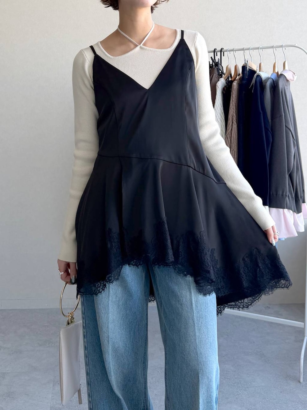 ブラック系のローファー、グレー系のショルダーバッグ、ホワイト系のニット/セーターを着用したレディースの春コーディネートの4枚目の写真