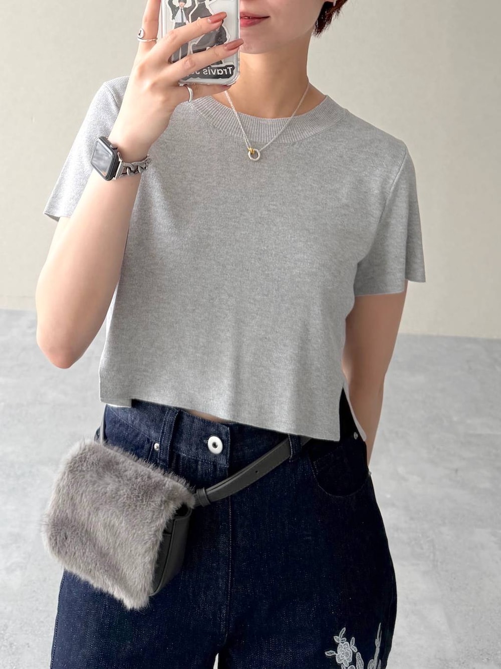 グレー系のニット/セーター、ブルー系のデニムパンツ、ブラック系のサンダルを着用したレディースの夏コーディネートの5枚目の写真