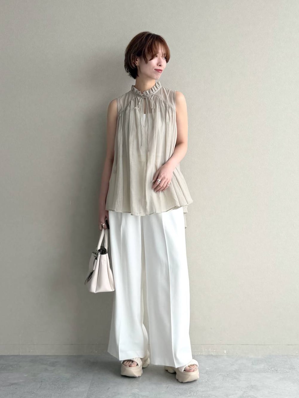 ベージュ系のシャツ/ブラウス、ホワイト系のショルダーバッグ、ホワイト系のその他パンツを着用したレディースの夏コーディネートの6枚目の写真