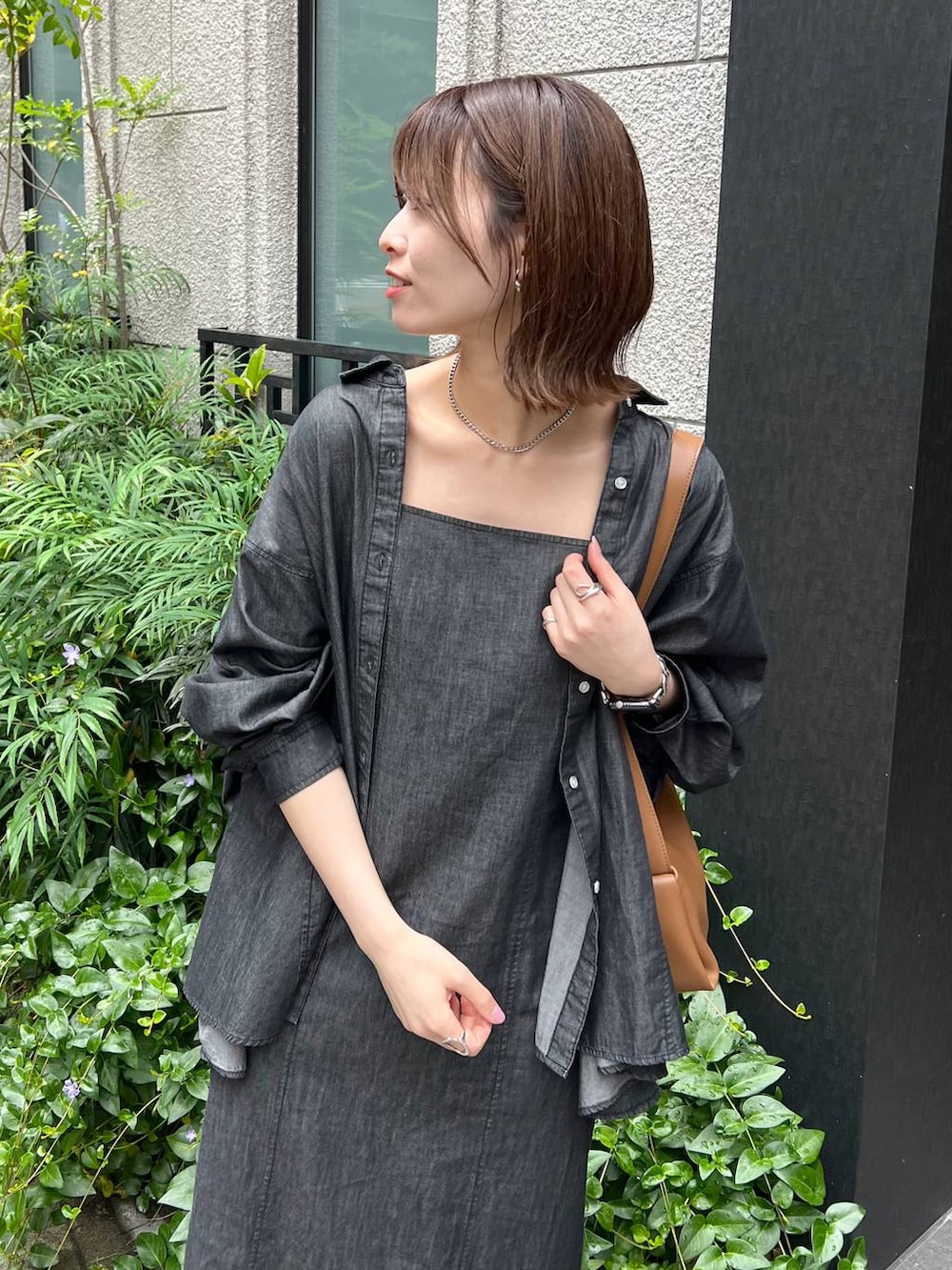 ブラック系のサンダル、ブラウン系のショルダーバッグ、ブラック系のワンピースを着用したレディースの春コーディネートの4枚目の写真