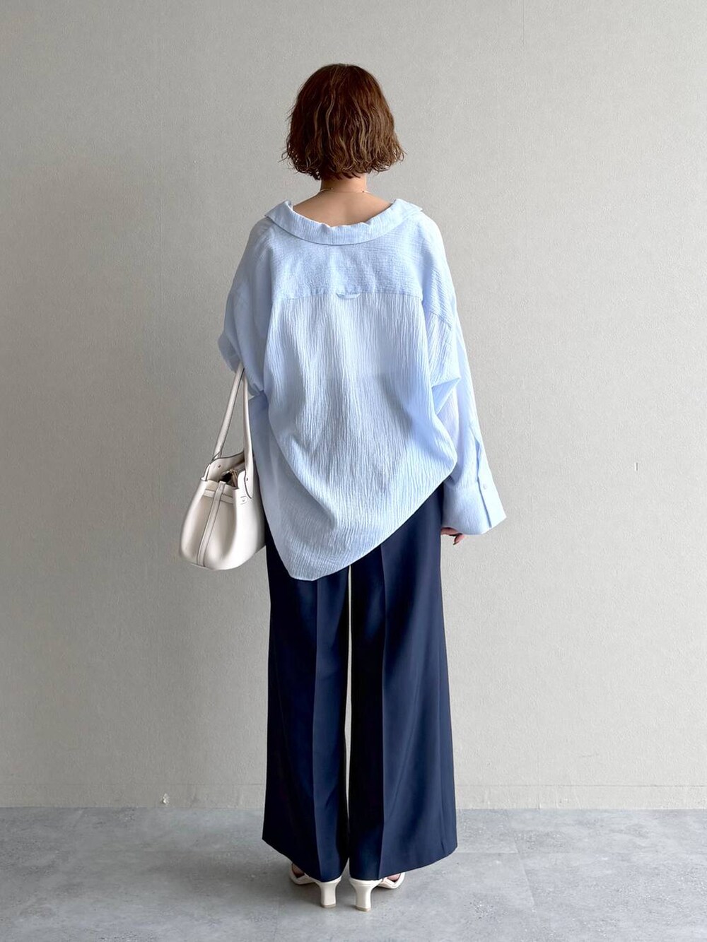 ホワイト系のサンダル、ブルー系のシャツ/ブラウス、ブルー系のその他パンツを着用したレディースの春コーディネートの3枚目の写真