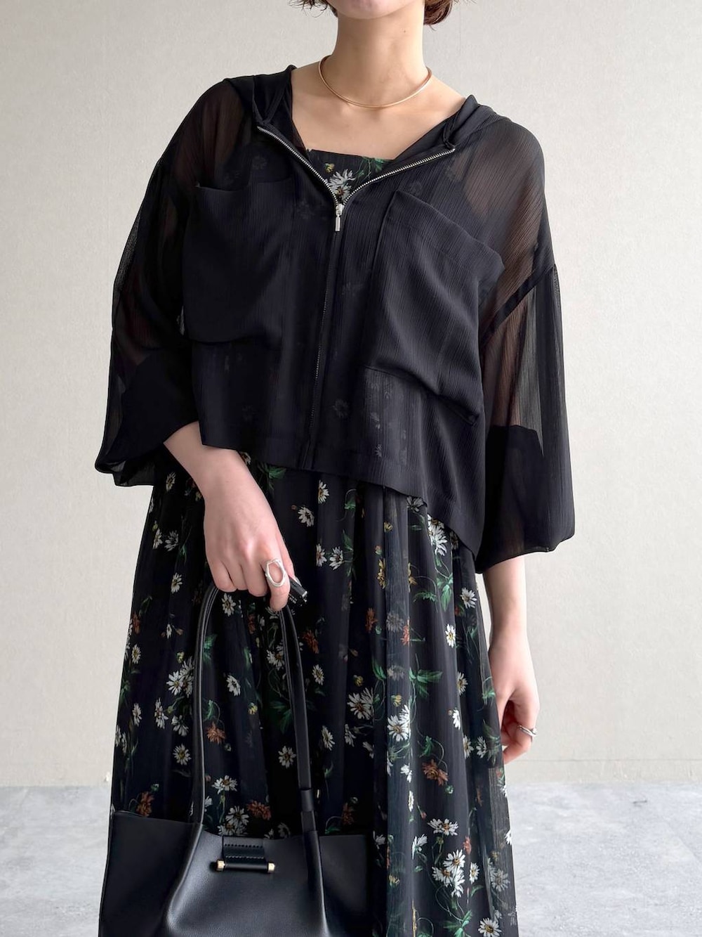 ブラック系のパーカー、ブラック系のサンダル、ブラック系のワンピースを着用したレディースの春コーディネートの4枚目の写真